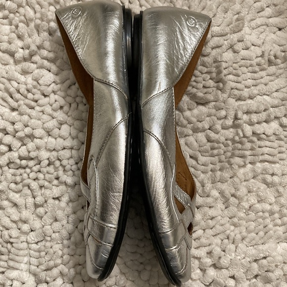 Born Women’s Silver-tone Shoes. Size 7.5 - Picture 5 of 11